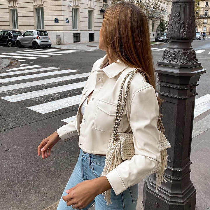Cropped Hemdjacke aus Kunstleder – stylische Übergangsjacke mit Taschen