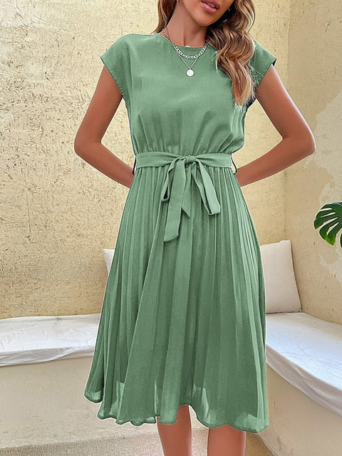 Elegante vestito da donna – vestito plissettato in verde smeraldo con cintura in vita e maniche a cappuccio