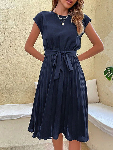 Elegante vestito da donna – vestito plissettato in verde smeraldo con cintura in vita e maniche a cappuccio