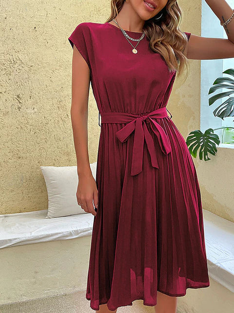 Elegante vestito da donna – vestito plissettato in verde smeraldo con cintura in vita e maniche a cappuccio