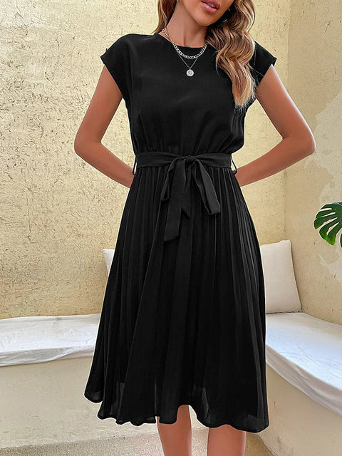 Elegante vestito da donna – vestito plissettato in verde smeraldo con cintura in vita e maniche a cappuccio