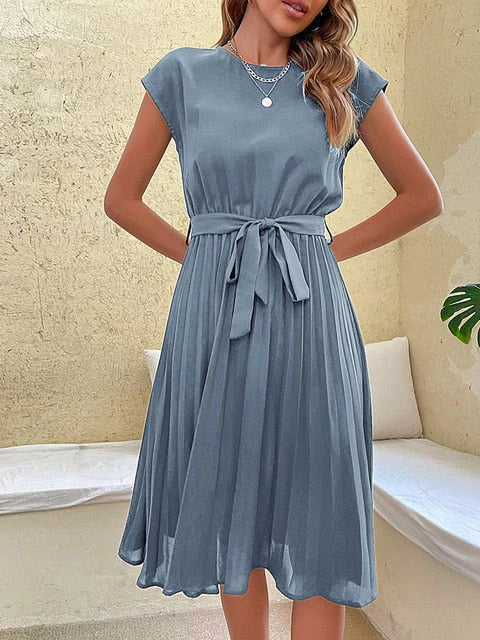 Elegante vestito da donna – vestito plissettato in verde smeraldo con cintura in vita e maniche a cappuccio