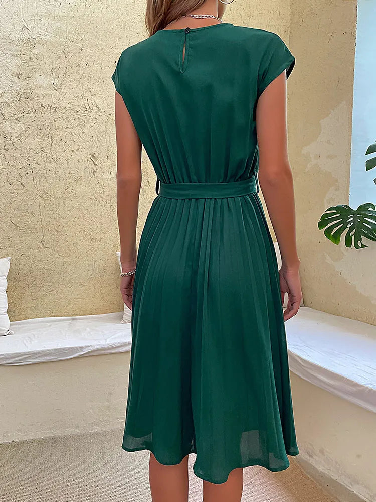 Elegante vestito da donna – vestito plissettato in verde smeraldo con cintura in vita e maniche a cappuccio