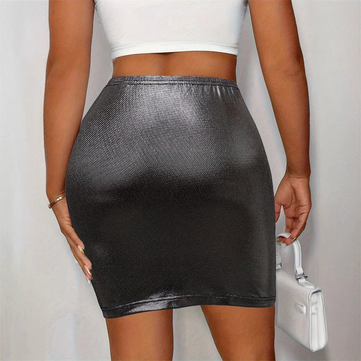 Gonna aderente da donna con nodo decorativo e finitura elegantemente lucida