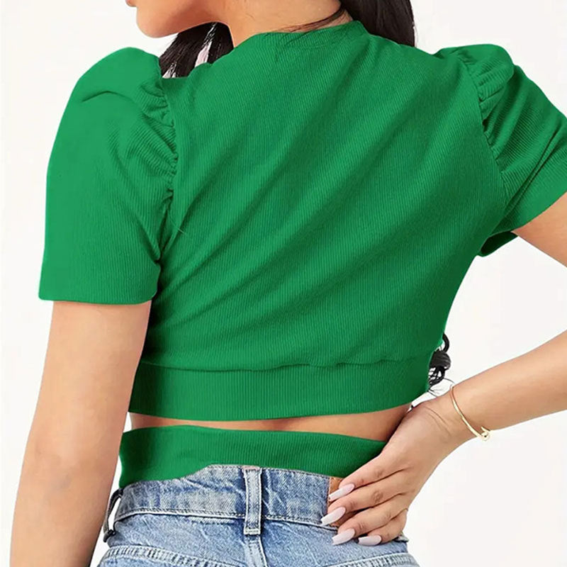 Top court féminin ajusté avec manches bouffantes et design croisé