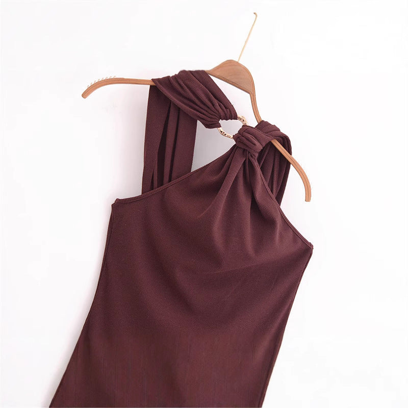 Abito lungo da donna con design moderno a incrocio e dettagli eleganti sulle spalline