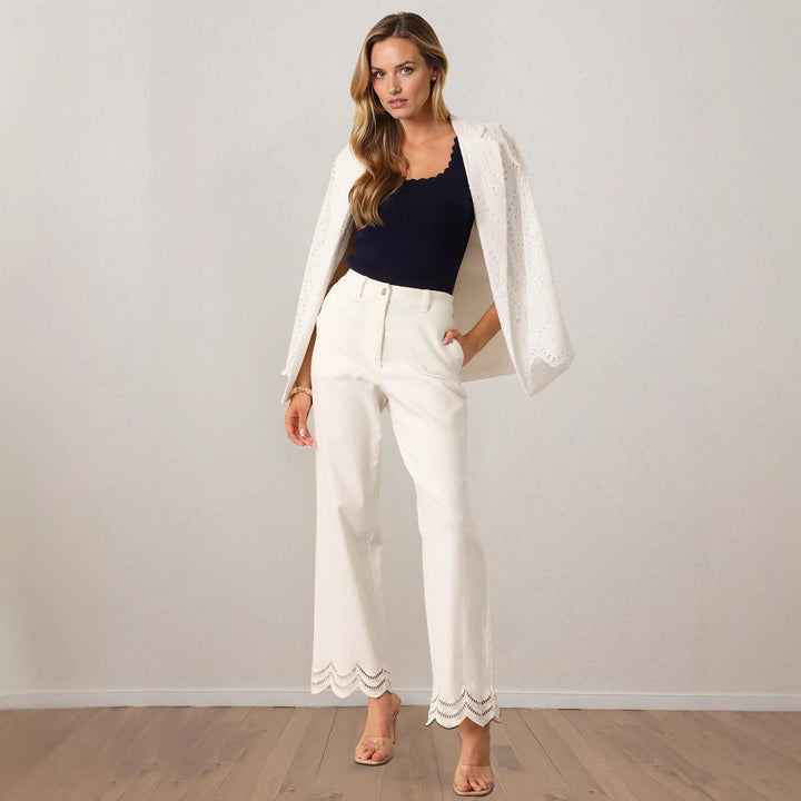 Pantaloni eleganti da donna, taglio ampio con rifinitura decorativa in pizzo
