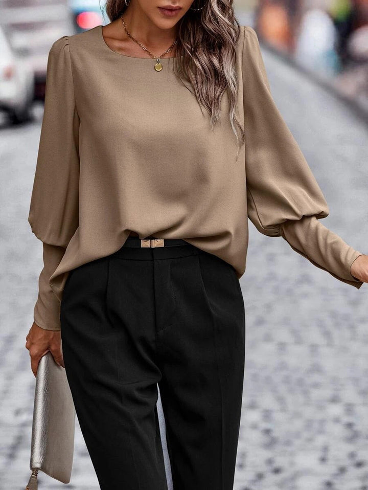 Andrina – Chemisier élégant pour femme avec patte de boutonnage au dos