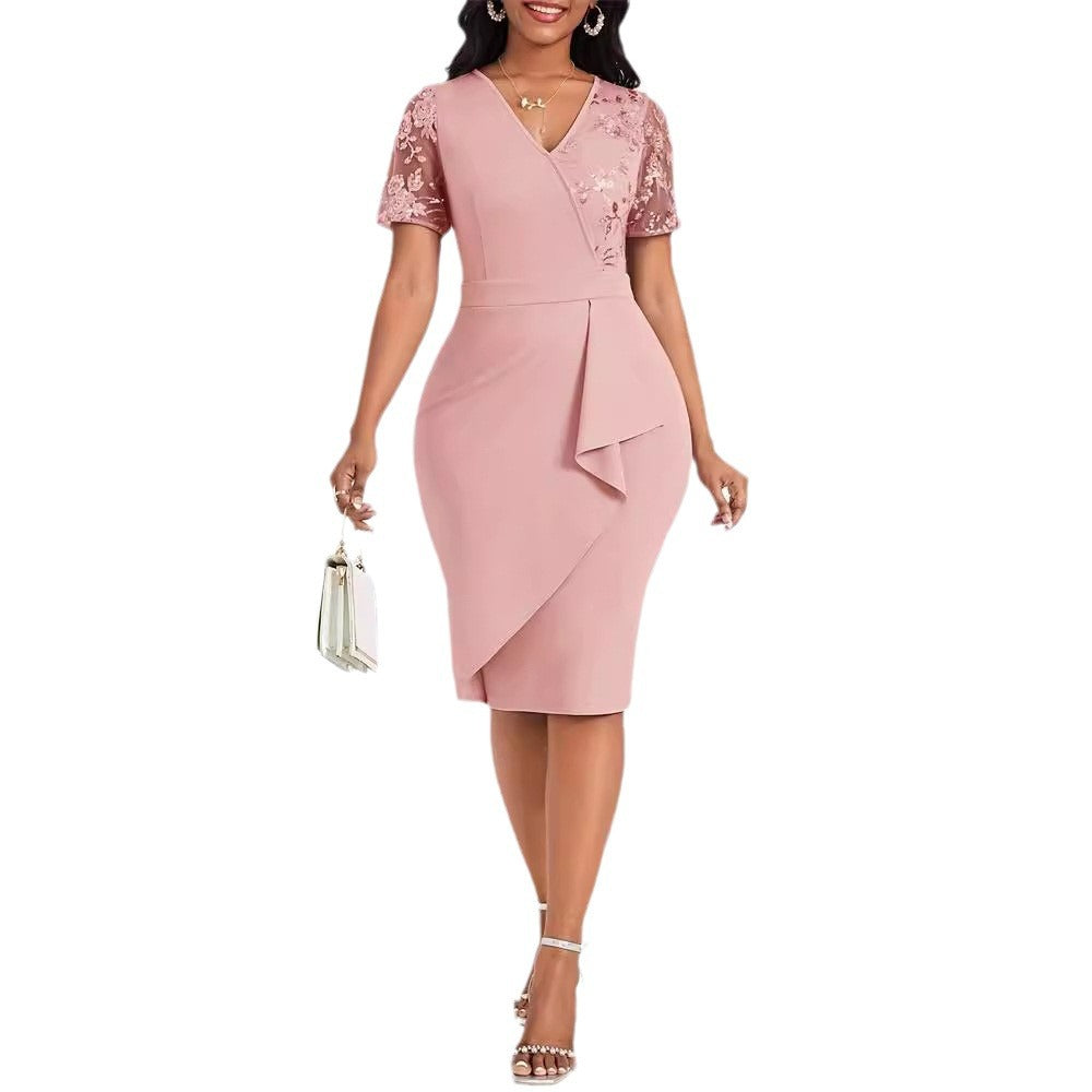Elegante vestito avvolgente con maniche in pizzo floreale e orlo asimmetrico