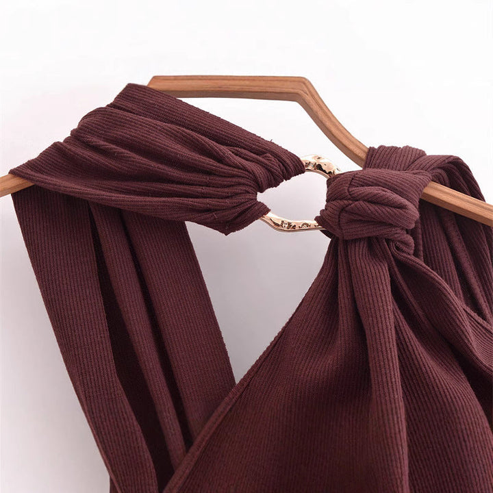 Abito lungo da donna con design moderno a incrocio e dettagli eleganti sulle spalline