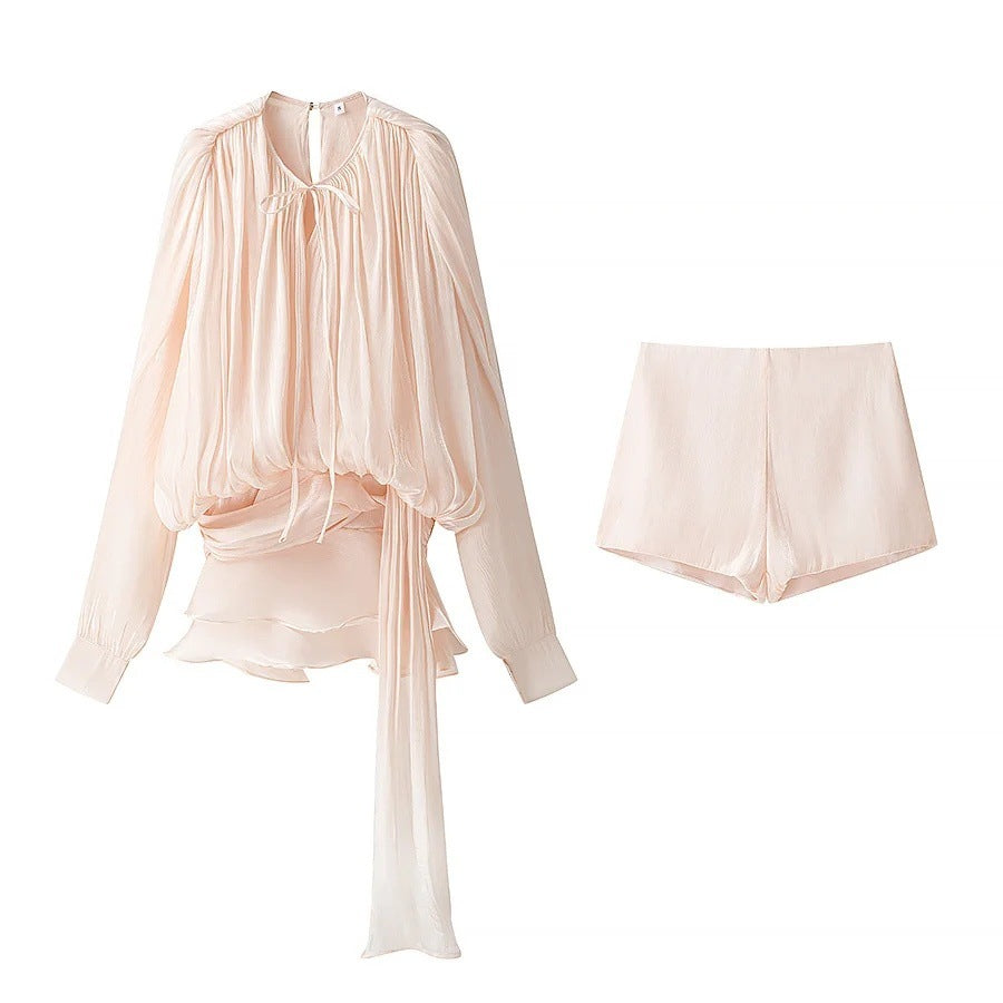 Set casual da donna con maniche voluminose alla camicia e eleganti pantaloncini W&W