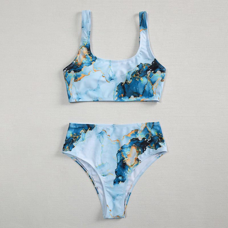 Set bikini da donna con sfumatura artistica e spacco alto sulle gambe