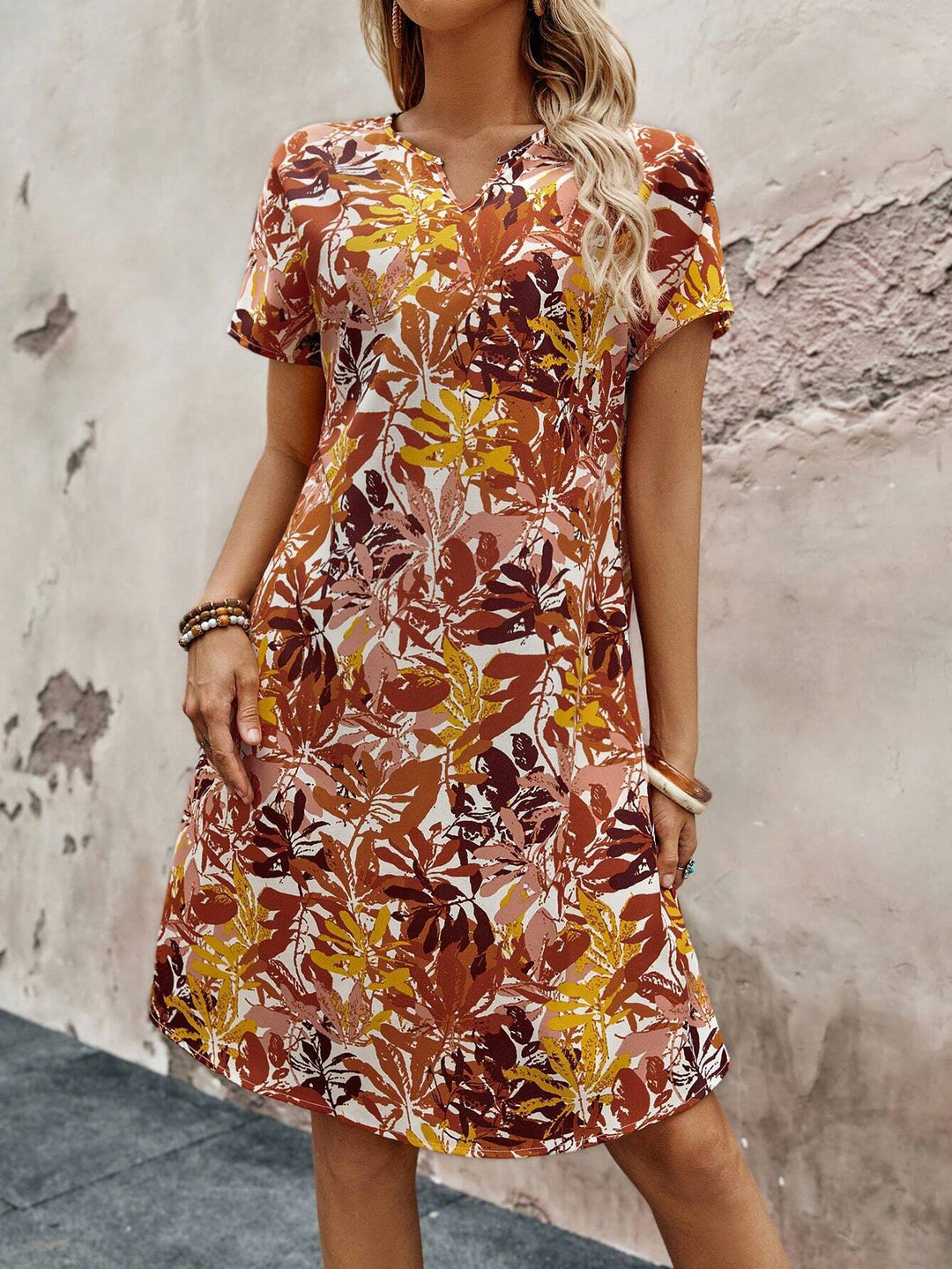 Abito casual da donna con stampa floreale, scollo a V e silhouette lusinghiera