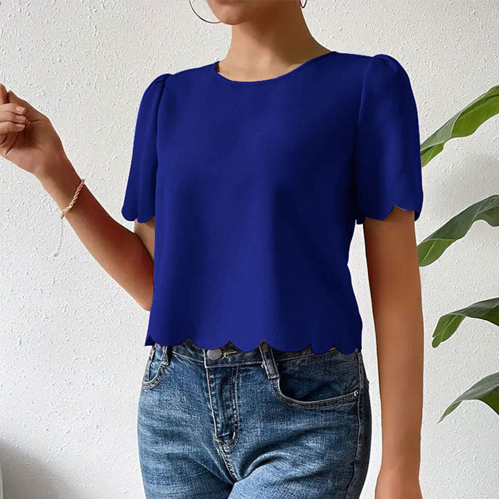 Haut tendance pour femmes avec ourlet arrondi et manches courtes