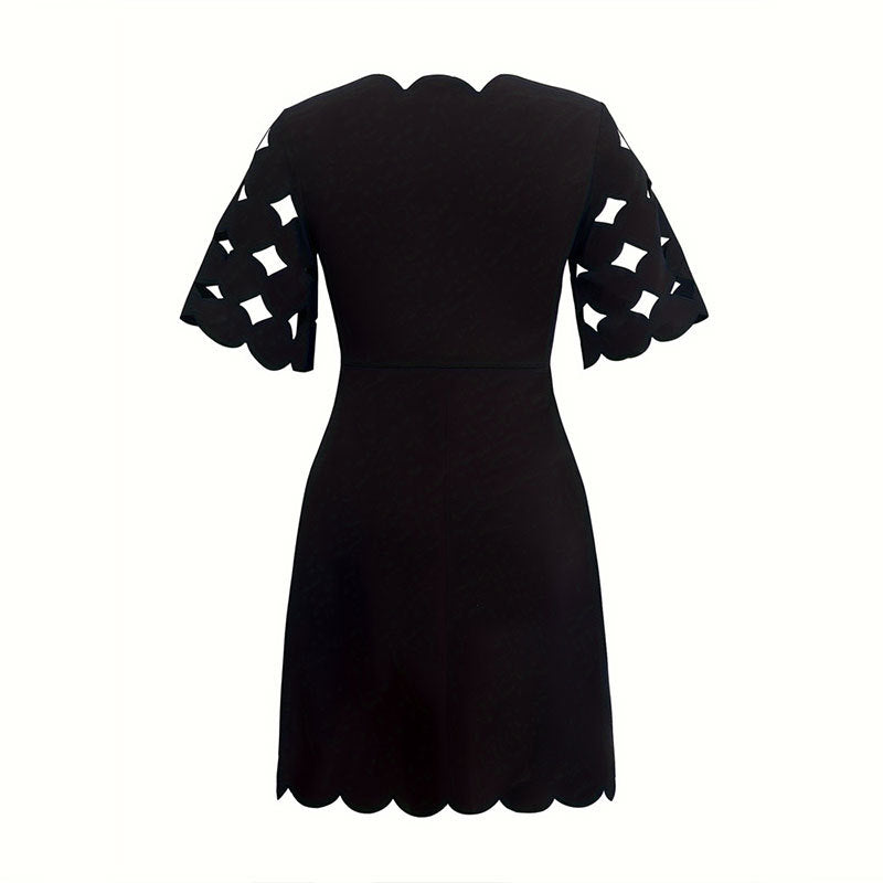 Elegantes Damenkleid mit Schalkragen und grafischen Ärmelöffnungen – Moderne Silhouette und Komfort
