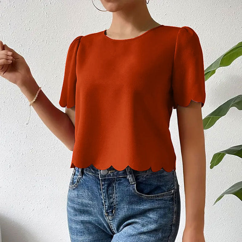 Haut tendance pour femmes avec ourlet arrondi et manches courtes