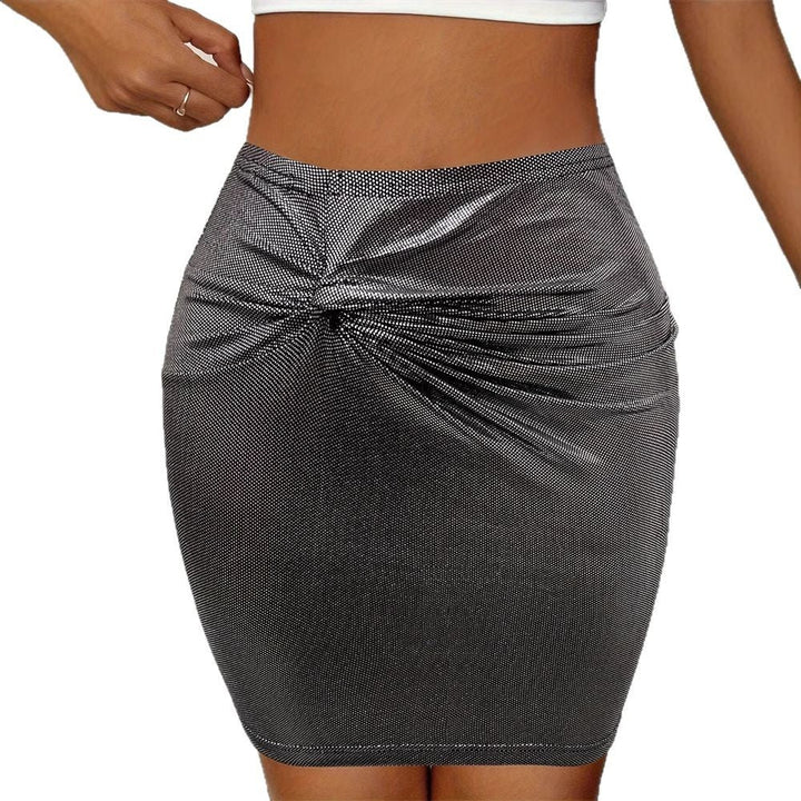 Gonna aderente da donna con nodo decorativo e finitura elegantemente lucida