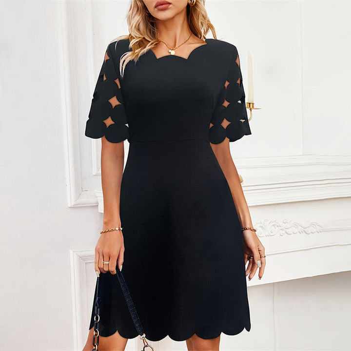 Elegantes Damenkleid mit Schalkragen und grafischen Ärmelöffnungen – Moderne Silhouette und Komfort