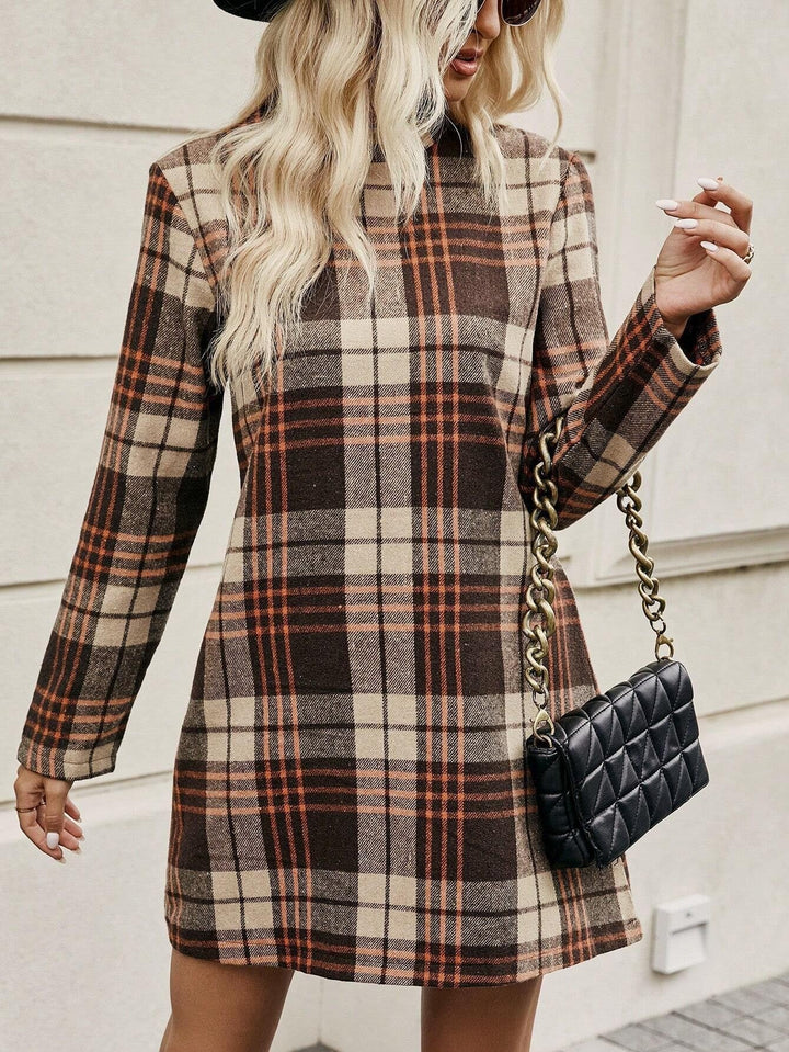 Women's flannel dress with fashionable check pattern and long sleeves