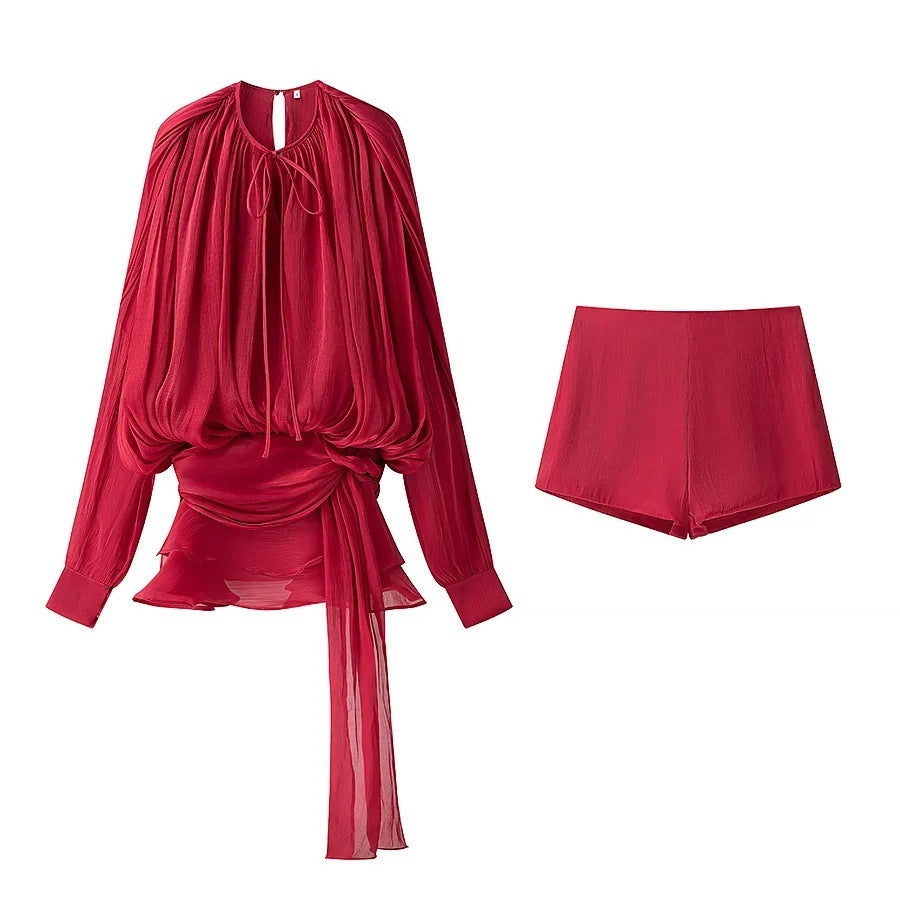 Set casual da donna con maniche voluminose alla camicia e eleganti pantaloncini W&W