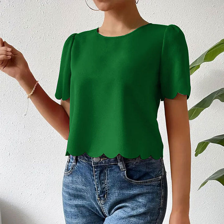 Haut tendance pour femmes avec ourlet arrondi et manches courtes