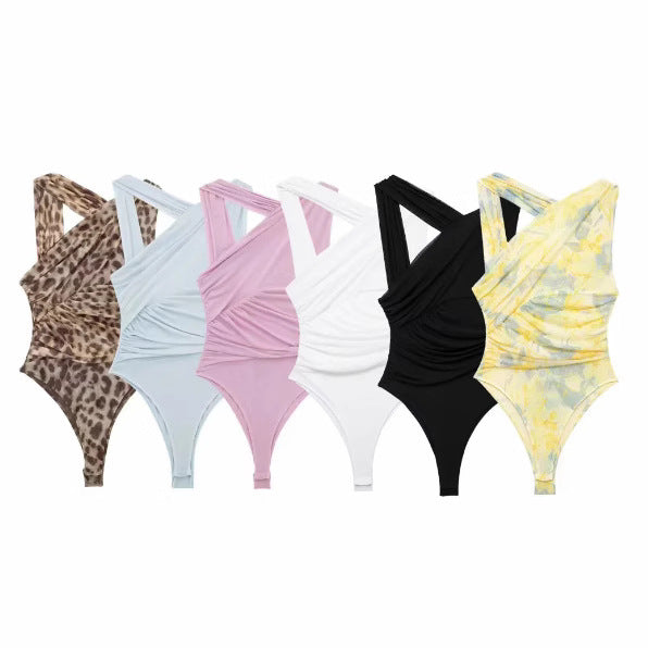 Elegante costume da bagno da donna con design avvolgente e dettaglio modellante