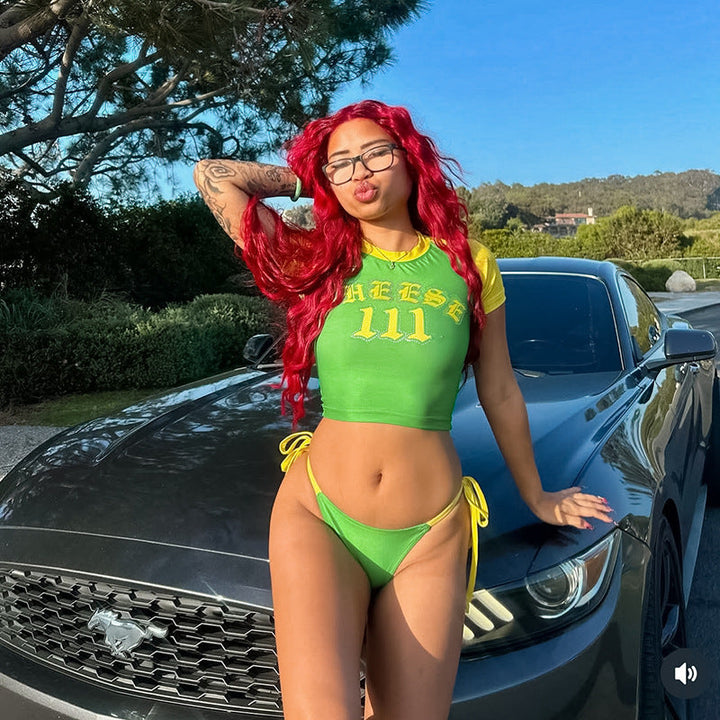 Set bikini da donna con moderno crop top e cinturini regolabili