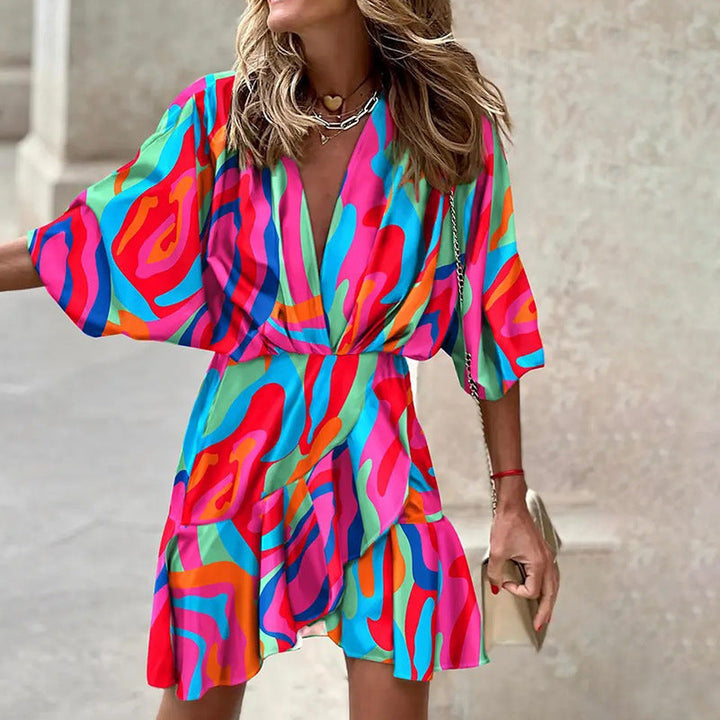 Vestitino tropicale con maniche kimono e scollo a V – Abito estivo arioso per vacanze, spiaggia e look da città