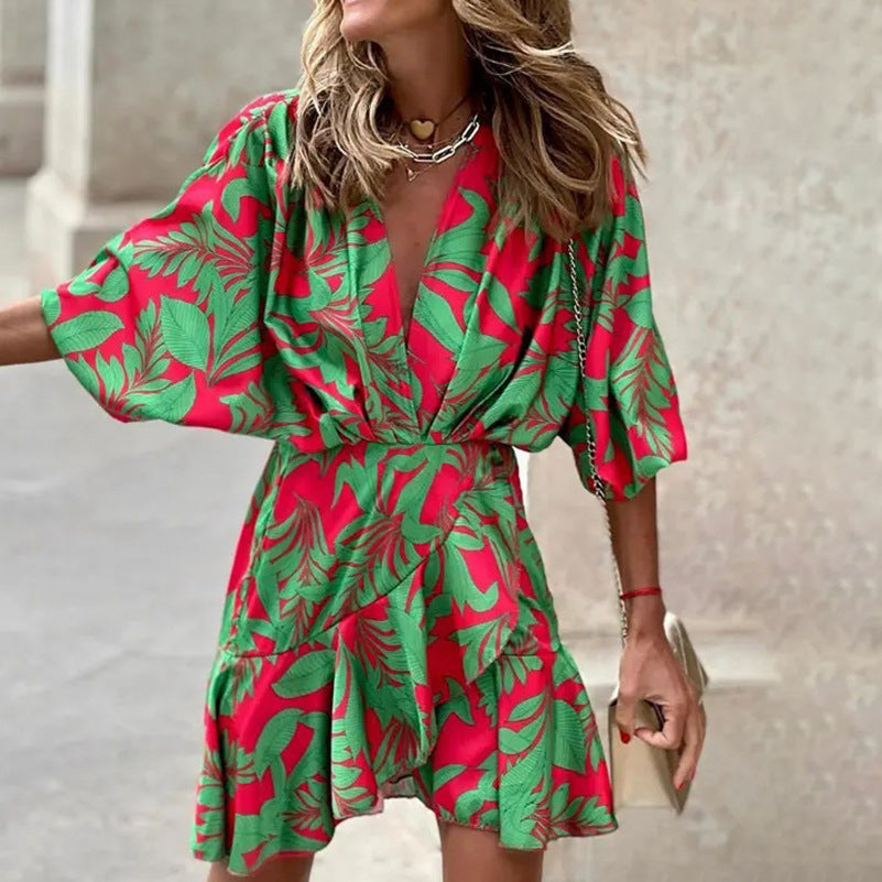 Vestitino tropicale con maniche kimono e scollo a V – Abito estivo arioso per vacanze, spiaggia e look da città
