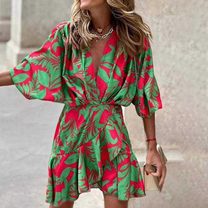Vestitino tropicale con maniche kimono e scollo a V – Abito estivo arioso per vacanze, spiaggia e look da città