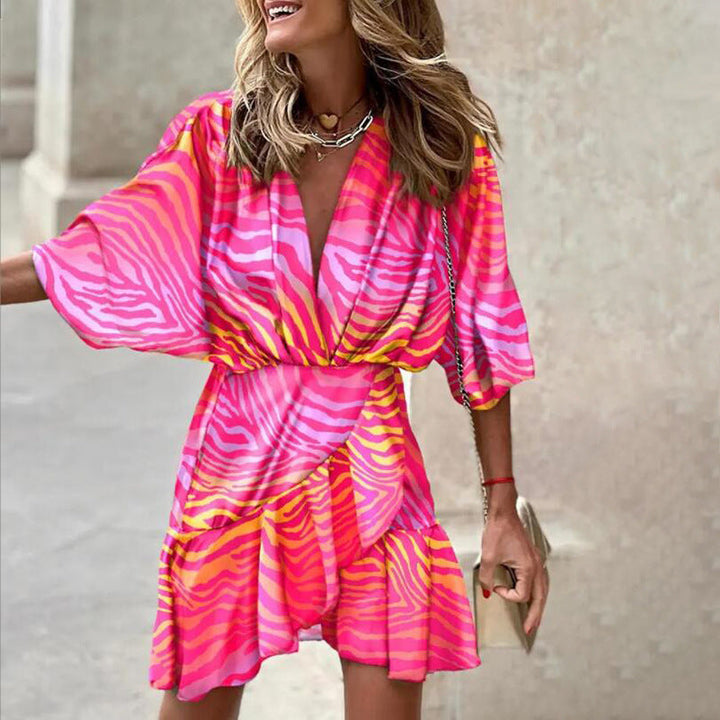 Vestitino tropicale con maniche kimono e scollo a V – Abito estivo arioso per vacanze, spiaggia e look da città