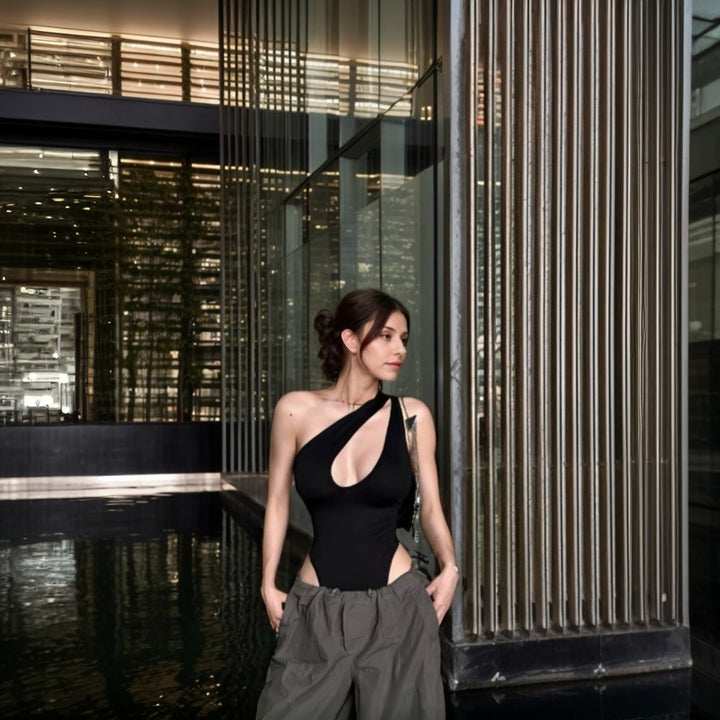 Damen Badeanzug mit innovativem Cut-Out-Design und asymmetrischen Trägern