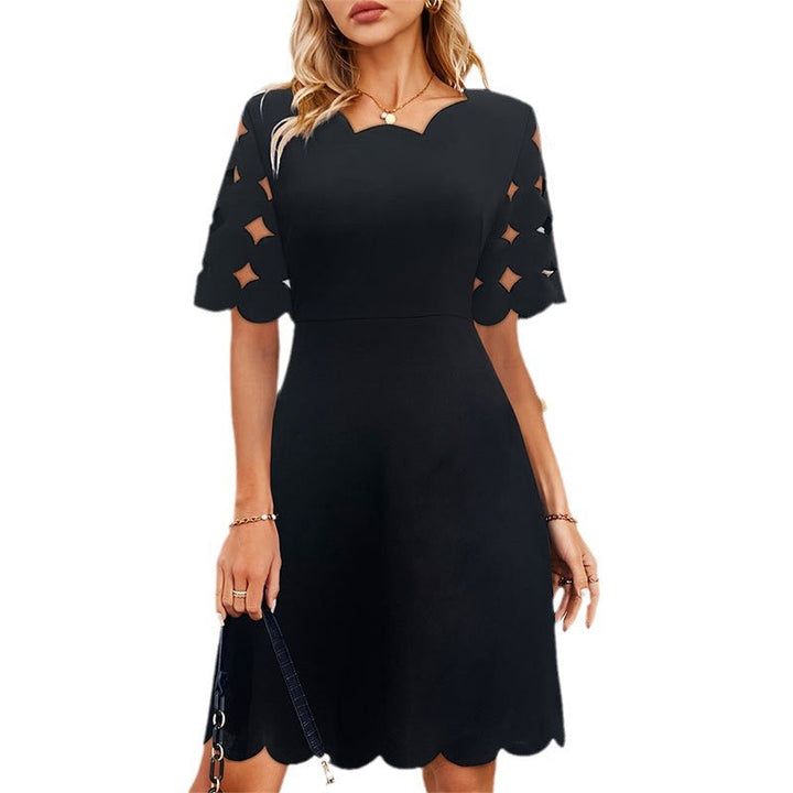 Elegantes Damenkleid mit Schalkragen und grafischen Ärmelöffnungen – Moderne Silhouette und Komfort