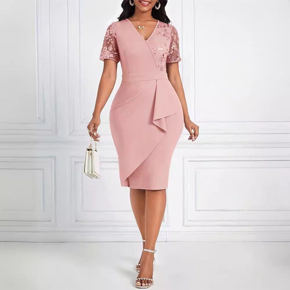 Elegante vestito avvolgente con maniche in pizzo floreale e orlo asimmetrico
