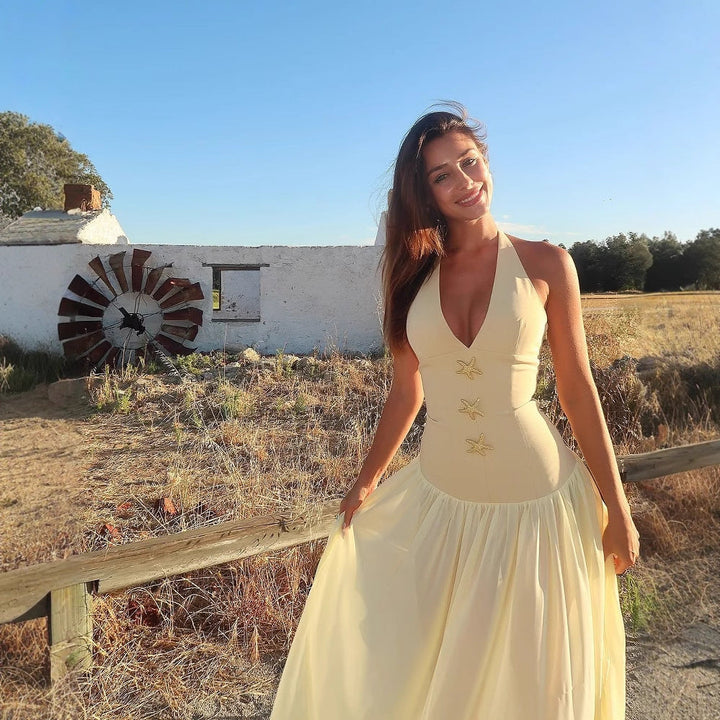Elegante vestito estivo da donna con scollo a V e bottoni decorativi – taglio fluido per occasioni speciali