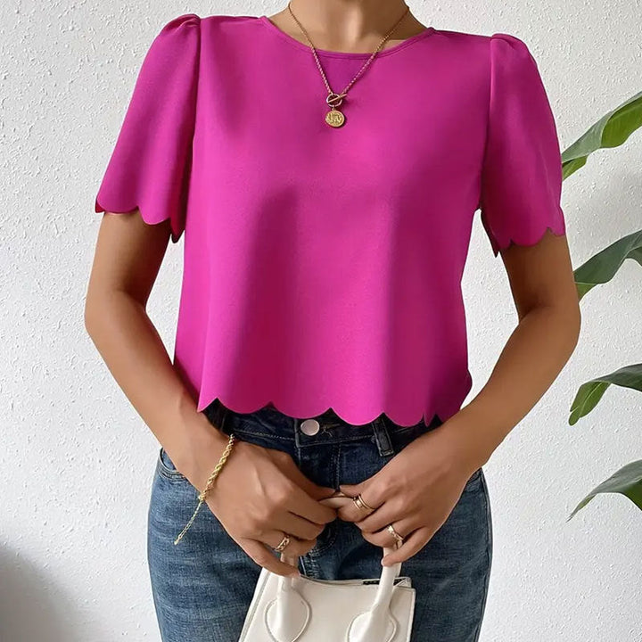 Haut tendance pour femmes avec ourlet arrondi et manches courtes