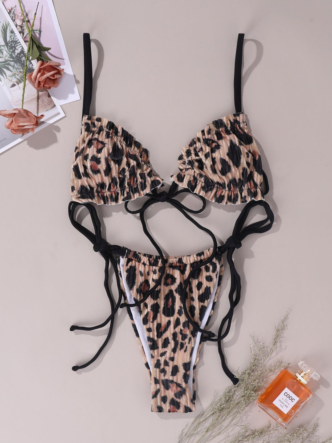 Bikini a triangolo da donna con motivo leopardato giocoso e lacci regolabili