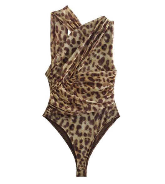 Elegante costume da bagno da donna con design avvolgente e dettaglio modellante