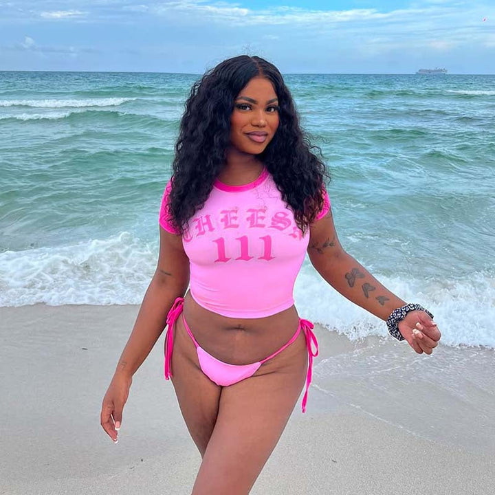 Set bikini da donna con moderno crop top e cinturini regolabili