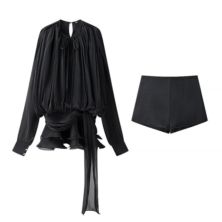 Set casual da donna con maniche voluminose alla camicia e eleganti pantaloncini W&W