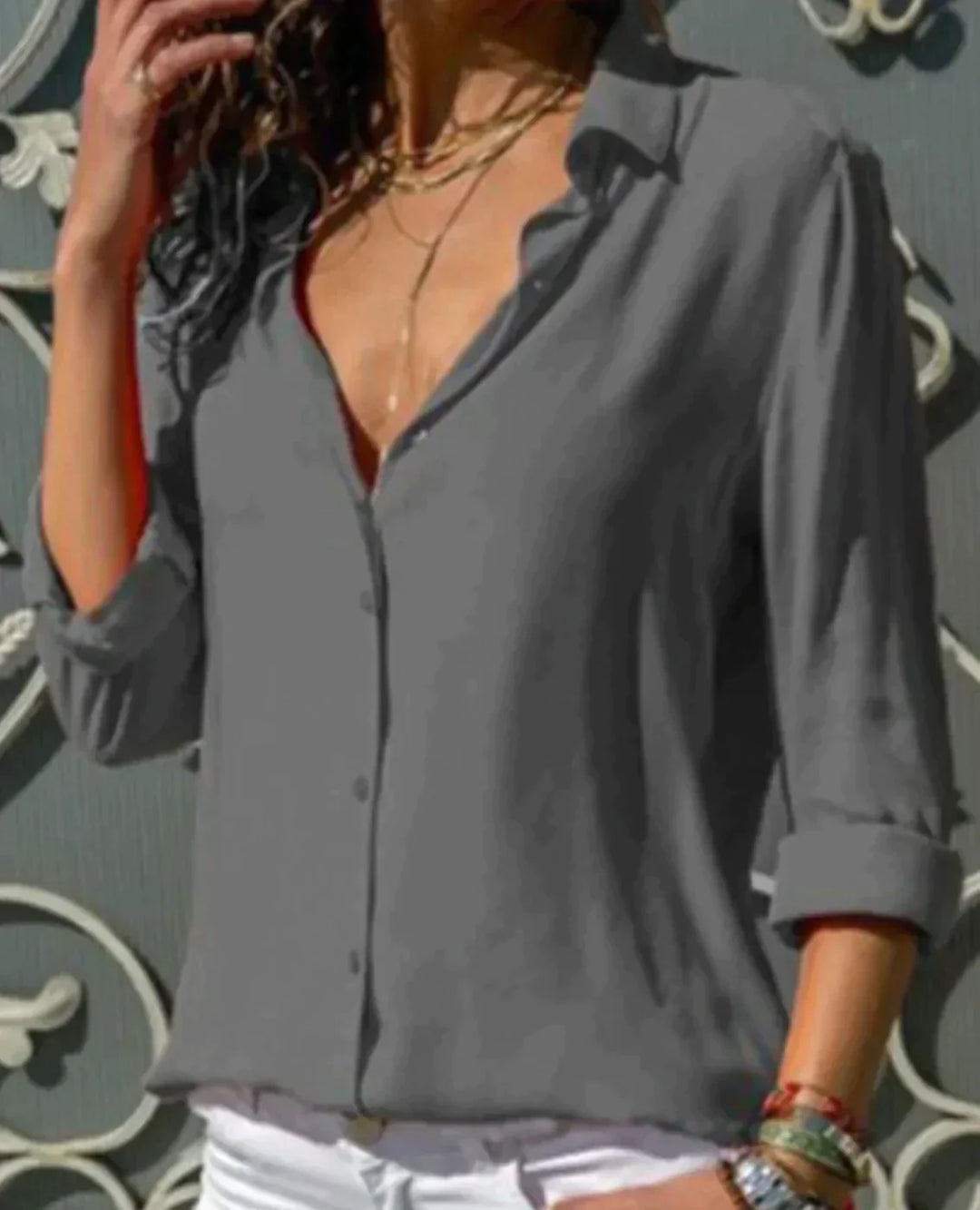 Camicia bianca da donna con scollo a V – Elegante camicia da ufficio e tempo libero