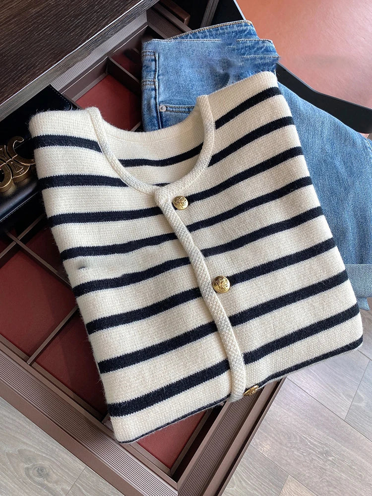 Ruthie - Sweter dziergany z eleganckimi paskami