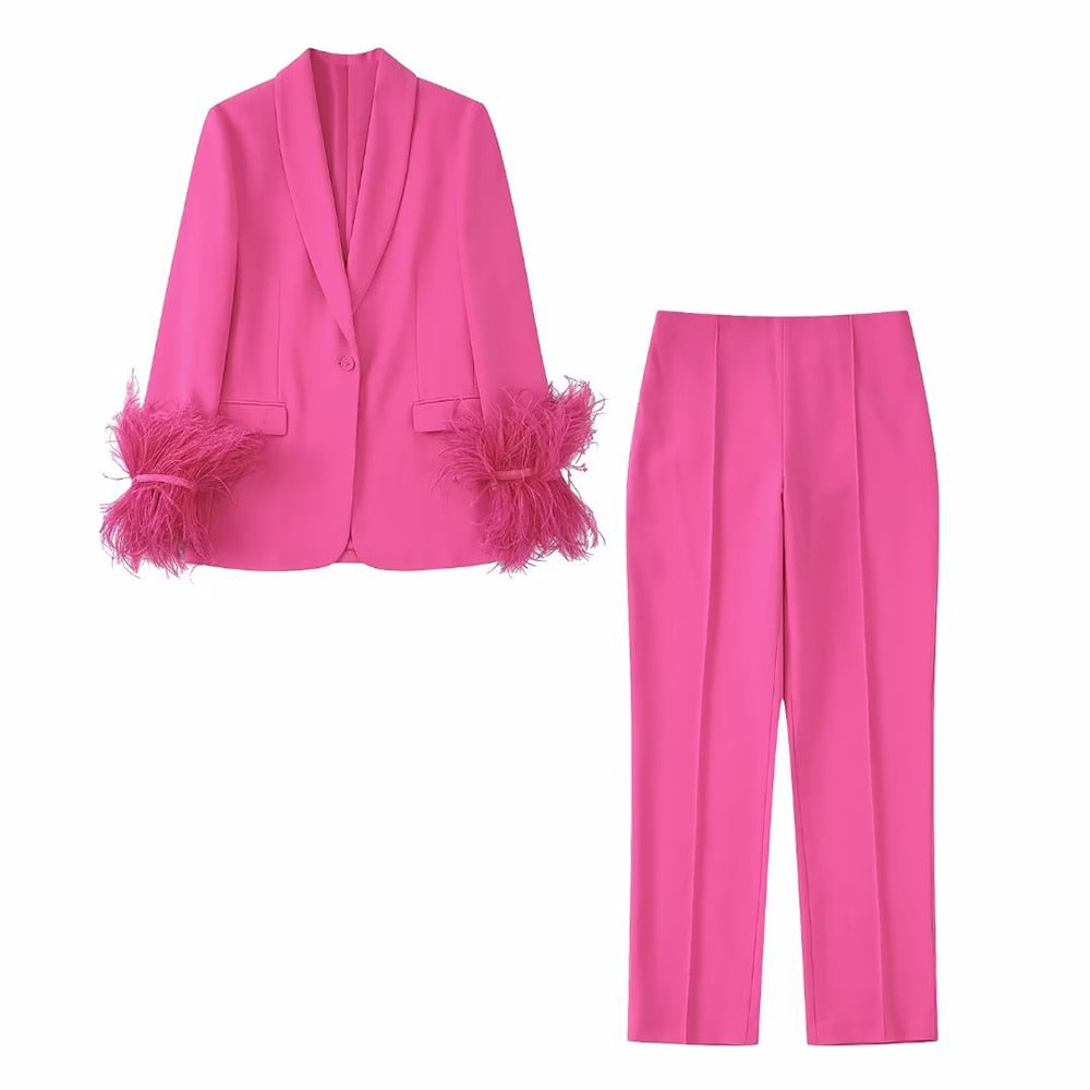 Abito rosa con piume