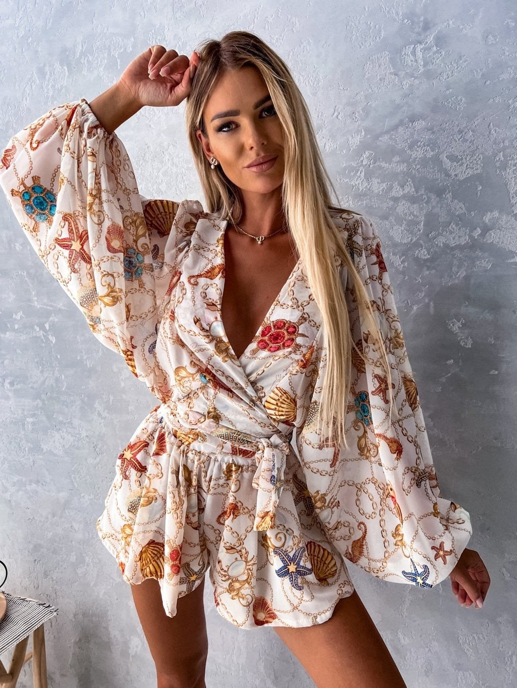 Leichter Sommer-Strandanzug mit langärmligem V-Ausschnitt und verspieltem Print – Perfekt für Strand & Urlaub