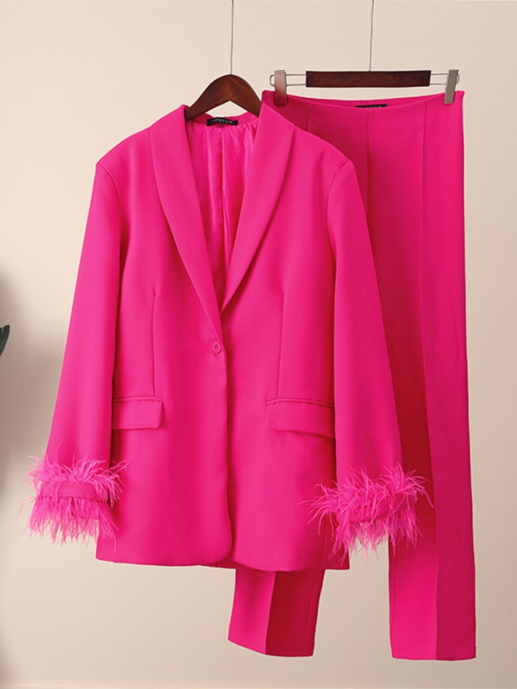 Abito rosa con piume