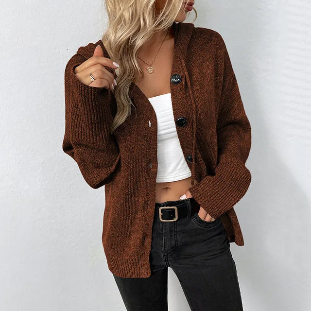 Sienna – Gilet en tricot douillet avec capuche et patte de boutonnage