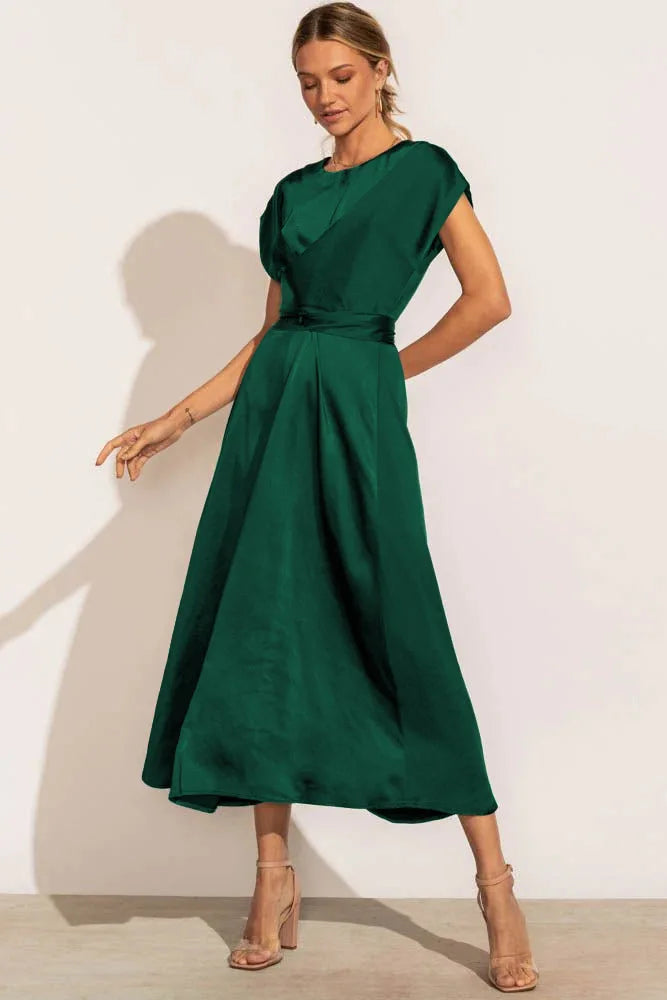 Elegante vestito midi in satin con effetto incrociato e gonna fluente – Outfit perfetto per eventi estivi, matrimoni e look serali
