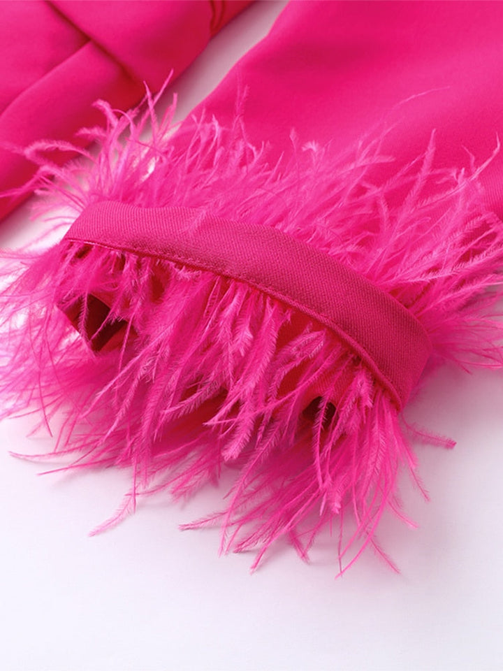 Abito rosa con piume