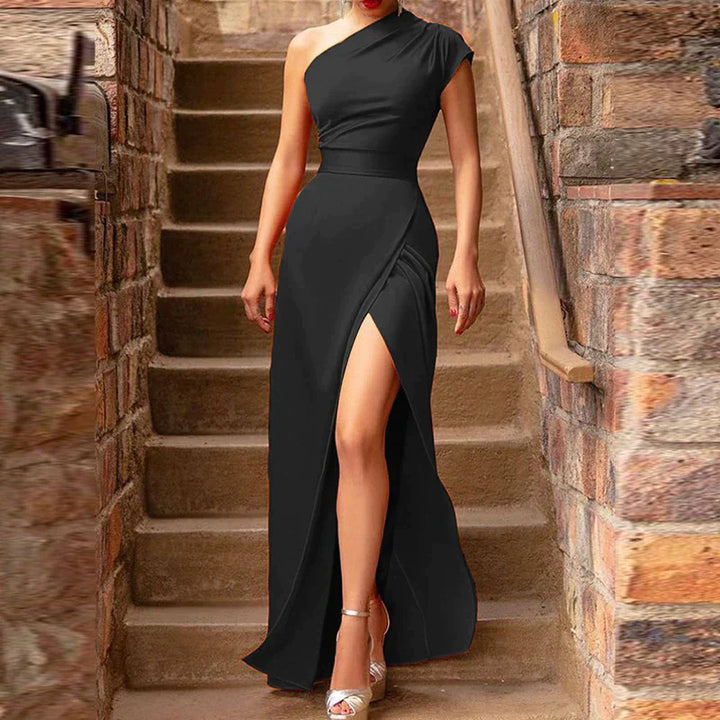 Elegant one-shoulder evening dress with leg slit and figure-hugging cut – perfect for gala, wedding & formal occasions