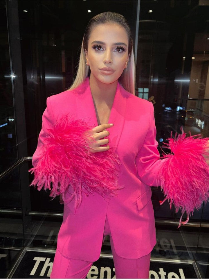 Abito rosa con piume